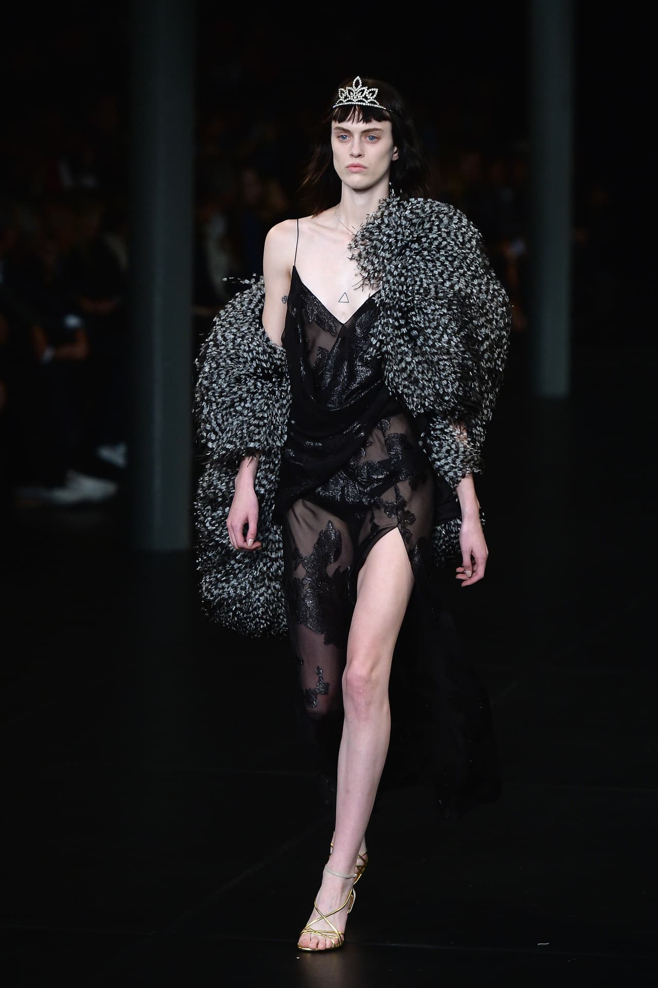 No insistan en ponerse brasieres con vestidos de tiras muy ligeras porque lo único que lograrán es arruinarlo. Aprovechen que esta temporada más que nunca le da el permiso a la mujeres de mostrar una sutil sensualidad.