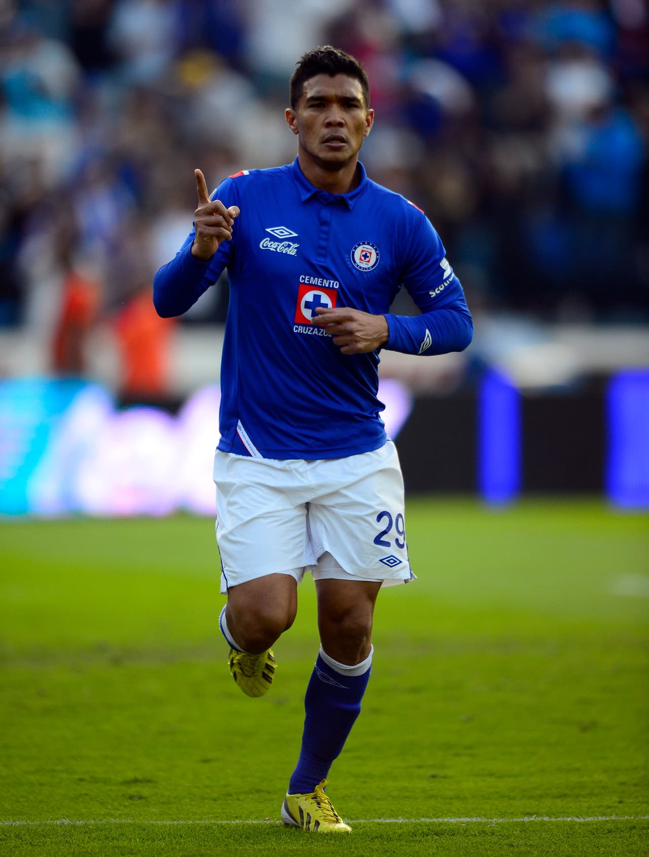 Gutiérrez, que marcó 9 goles en su paso por México, dejó mala impresión ante directivos e hinchas luego de abandonar el club cementero para irse a River Plate, incumpliendo su contrato.