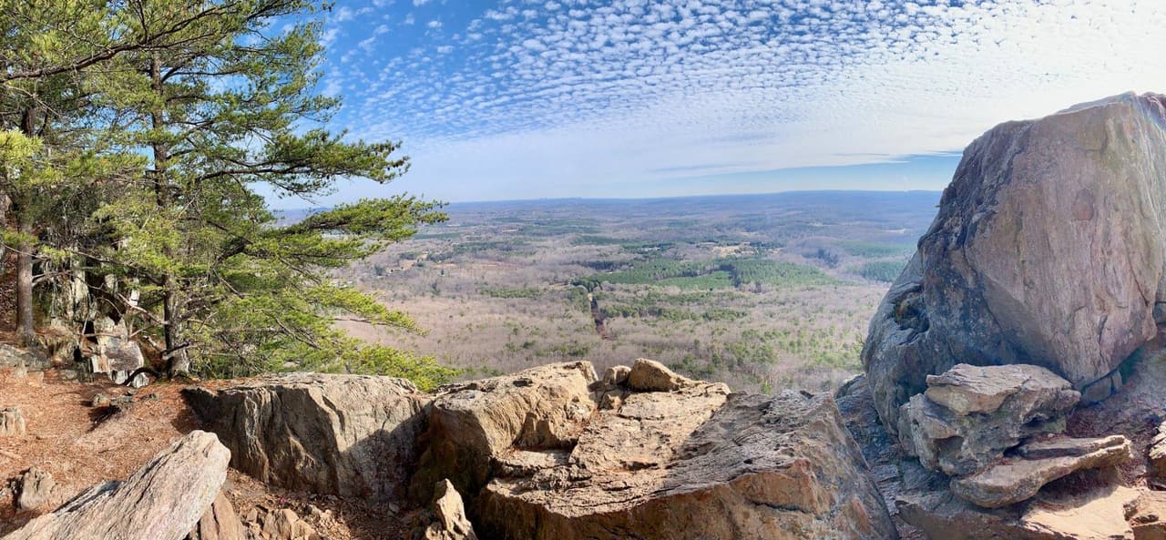 Los senderos ofrecen caminatas desafiantes y acantilados imponentes, e incluso la oportunidad de atravesar dos estados a través de Ridgeline Trail, que conecta con el Parque Estatal Kings Mountain y el Parque Militar Nacional Kings Mountain en Carolina del Sur.