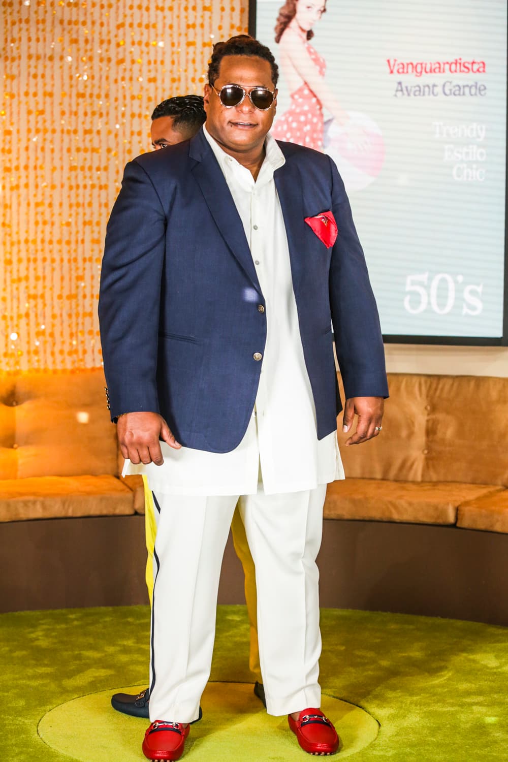 Azul marino con el pañuelo en rojo.