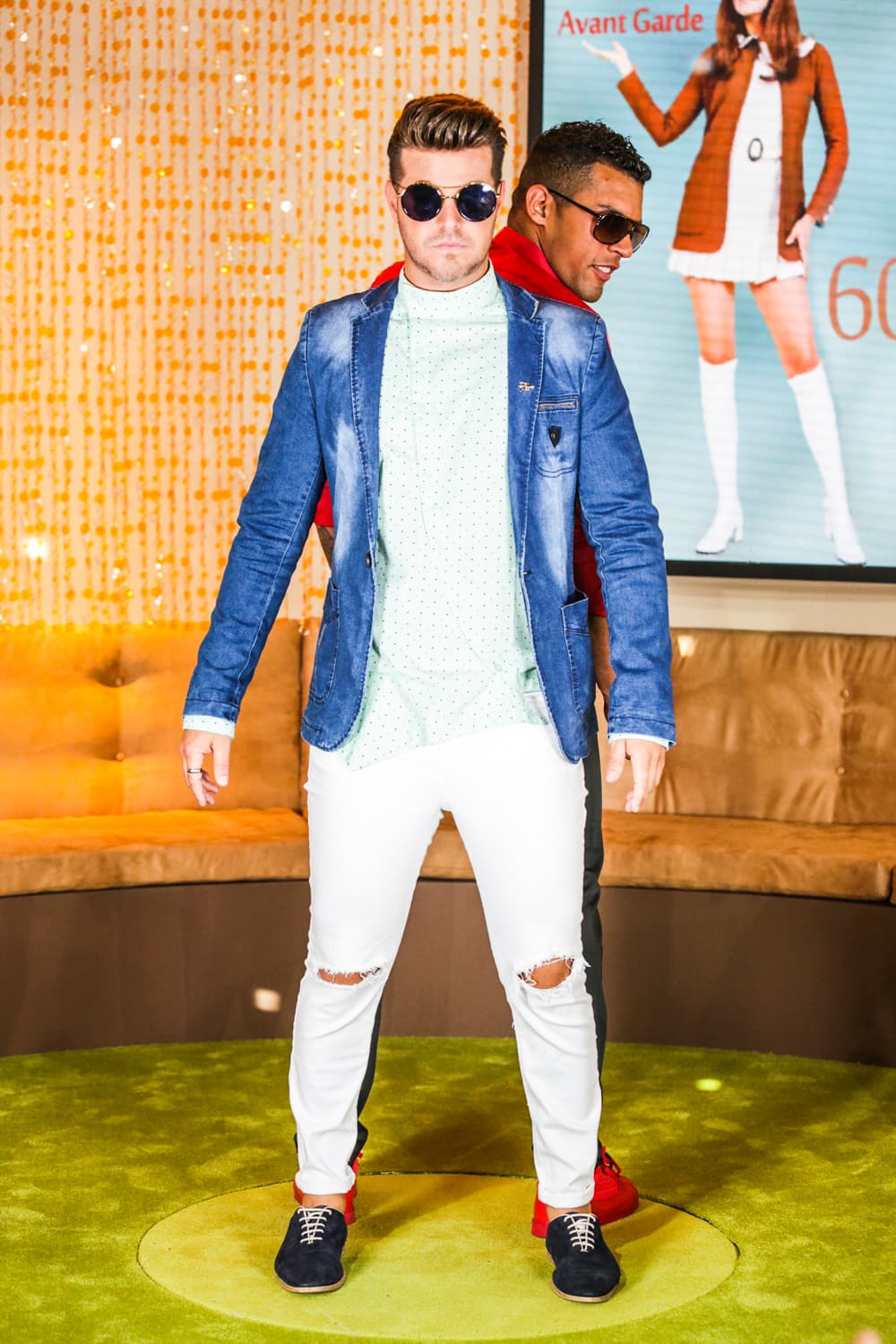 Las chaquetas y blazers azules, fueron el accesorio perfecto de los caballeros.