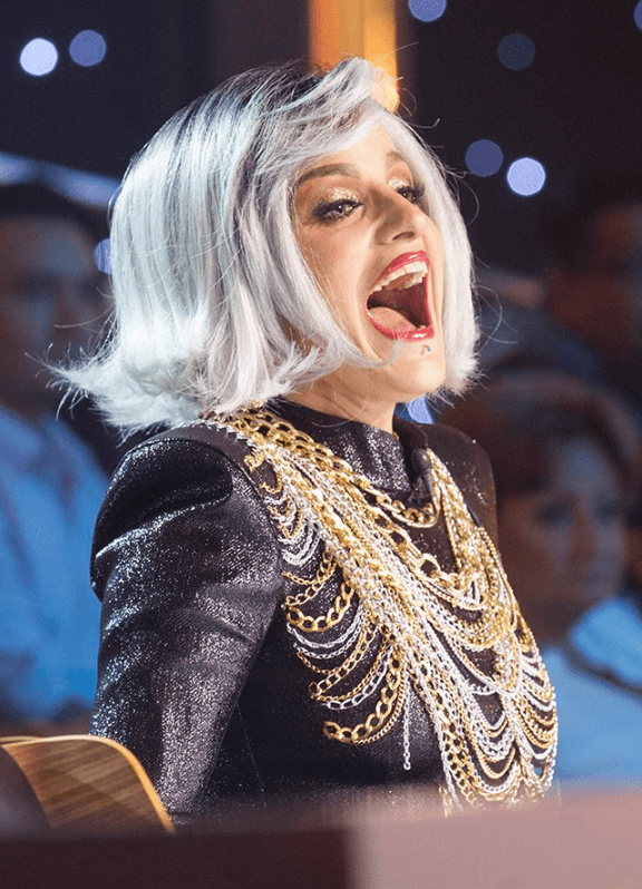 Para la segunda gala, Lola llegó con este mini vestido negro con cadenas doradas al pecho.