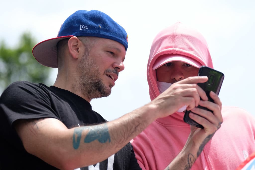 René Pérez, Residente, y Benito Antonio Martínez Ocasio, Bad Bunny, no han grabado tantos temas juntos, pero a través de los años, al menos públicamente, han evidenciado ser amigos y respetarse mutuamente.
<br>Formaron parte del 
<b>grupo de artistas que en 2019</b> se unió a las 
<b>manifestaciones del pueblo</b> hasta lograr l
<b>a renuncia del exgobernador de Puerto Rico, Ricardo Rosselló Nevárez</b>.
<br>Y durante la pasada campaña electoral, dieron la milla extra
<b> intentando que los puertorriqueños eligieran un gobierno nuevo</b>. No pasó.
<br>
<b>Entre <a href="https://www.univision.com/musica/residente-sigue-su-tiraera-contra-j-balvin-sin-hablar-o-cantar-video" target="_blank">Residente y J Balvin sí hay conflictos</a></b>, pero Bad Bunny ha negado tener broncas con el colombiano.
