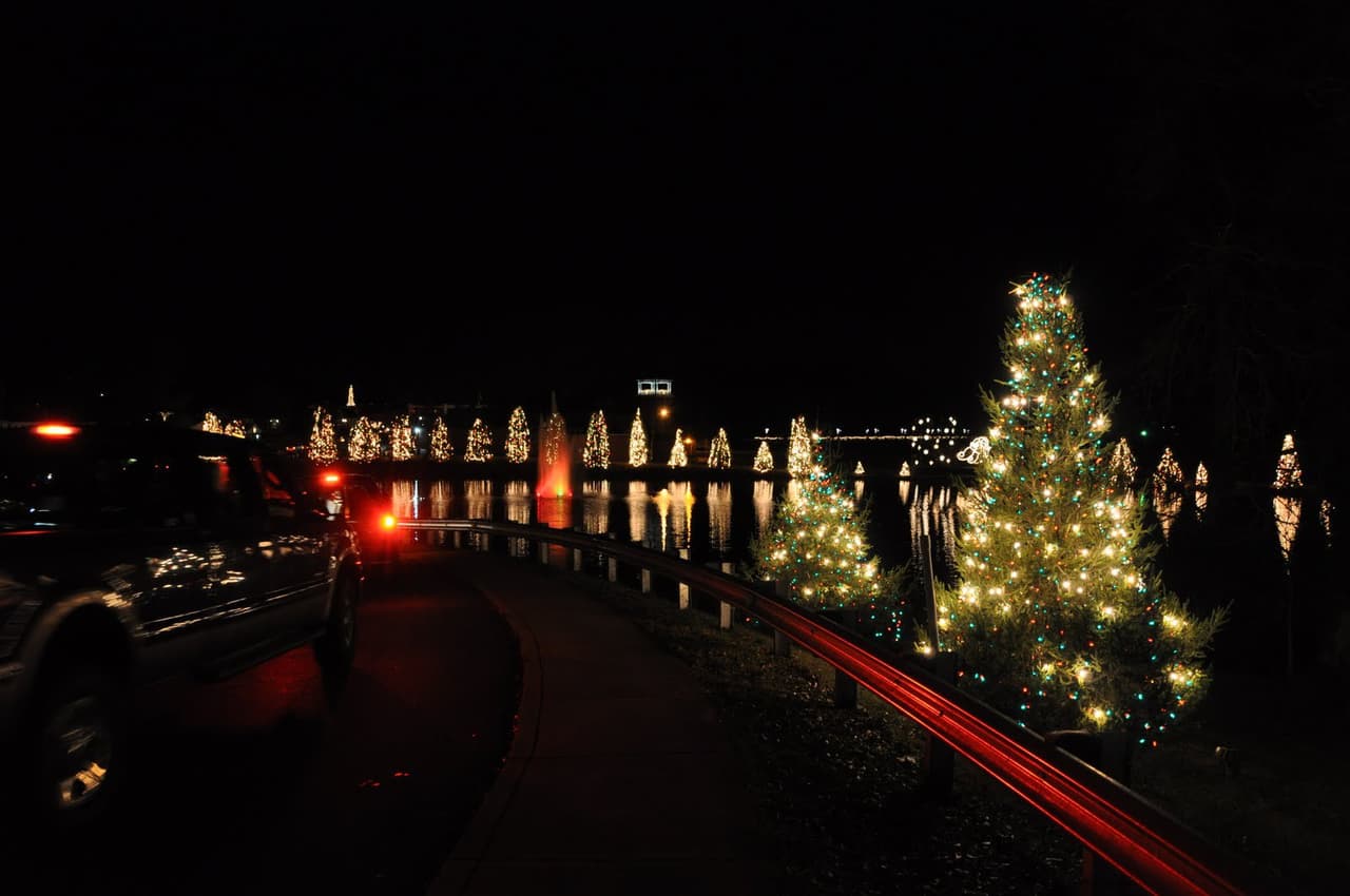 Todas las noches, de 5:30 p. m. a 10:00 p. m., las luces navideñas iluminan el centro de McAdenville creando un pintoresco paraíso invernal para que los residentes y visitantes lo admiren. La exhibición de luces navideñas generalmente se lleva a cabo desde el primero hasta el 26 de diciembre, por lo que hay mucho tiempo para disfrutar del maravilloso paisaje invernal.
