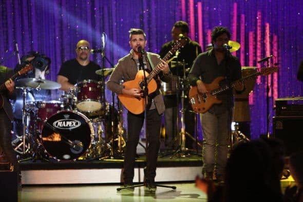 Juanes trajo “LUZ” al escenario de Nuestra Belleza Latina y las chicas gozaron con la música del colombiano además que lucieron sencillamente espectacular en coloridos atuendos. ¡Vaya manera de abrir el show!