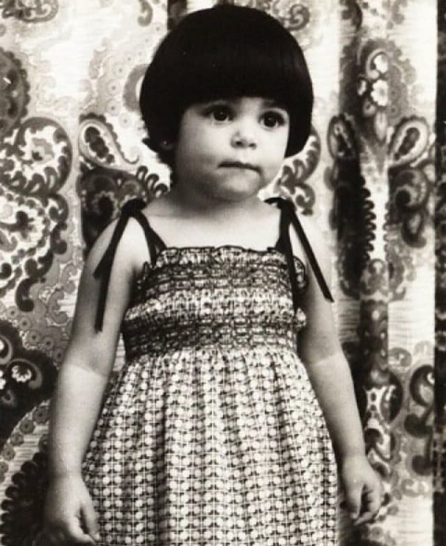 Como podemos ver desde niña le gustaban las cámaras y muy atenta posaba las fotos.