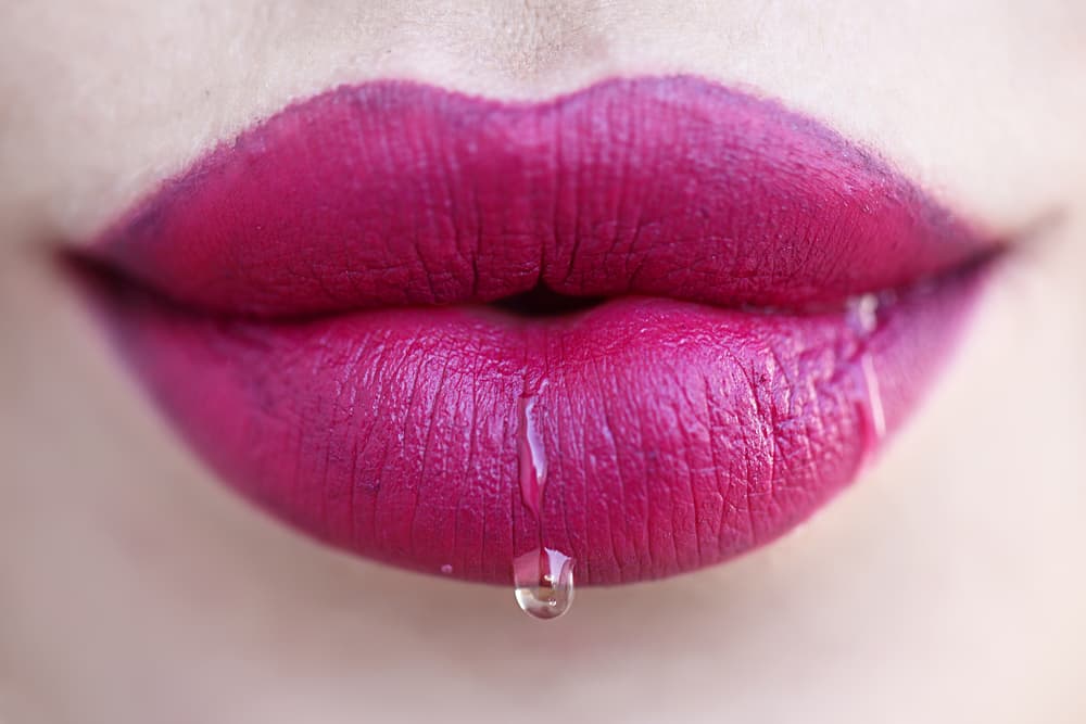 Finalmente, ponle un poco de tu propia saliva dentro de la copa.