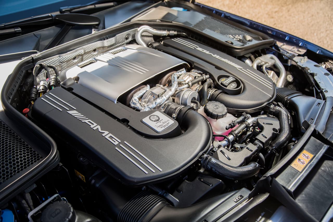 El V8 doble turbo de 4.0-litros hecho a mano en el Mercedes-AMG C63 Coupe 2017, esta derivado del motor que conseguimos bajó el capó del Mercedes-AMG GT y se caracteriza en que los dos turboalimentadores se localizan en el medio de la "V". La ventaja del diseño en la construcción compacta del motor, la óptima respuesta del sistema y sus bajas emisiones contaminantes. EL V8 produce 476 caballos de fuerza en la versión C63 y 510 caballos de fuerza en la versión C63 S.