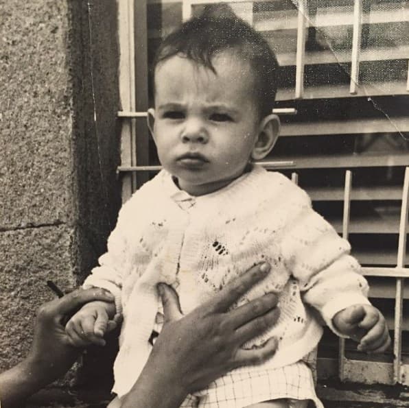 ¿A poco no se ve igualito? Alan nos compartió una bella foto de cuando era bebé.