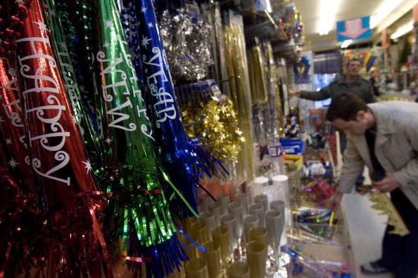 cigarrillos de cualquier tipo, encendedores, patinetas, bicicletas, bebidas compradas fuera del evento, amplificadores de sonido, sillas, drones, petardos, patines, selfie sticks, tiendas de campaña, sombrillas, bolsas y mochilas (de más de 16.75 pulg. X 13 pulg. X 8.5 pulg.). Para más detalles visite nyela.grandparkla.org
<br>