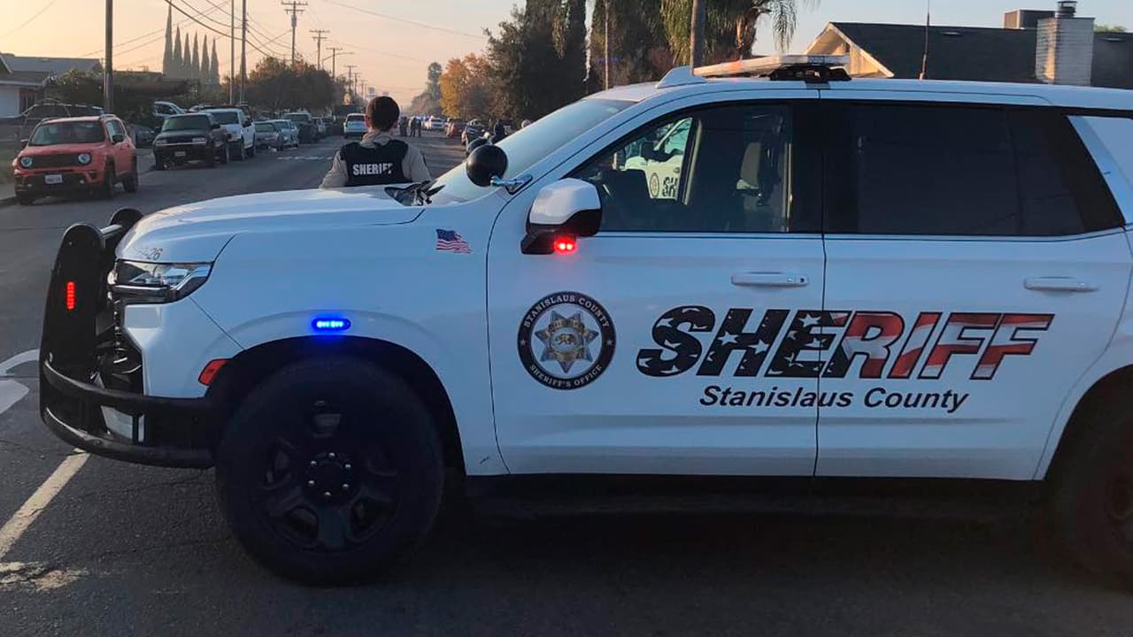 Niña de 4 años pierde la vida tras caer auto en que viajaba a un canal cerca de Modesto; madre es arrestada