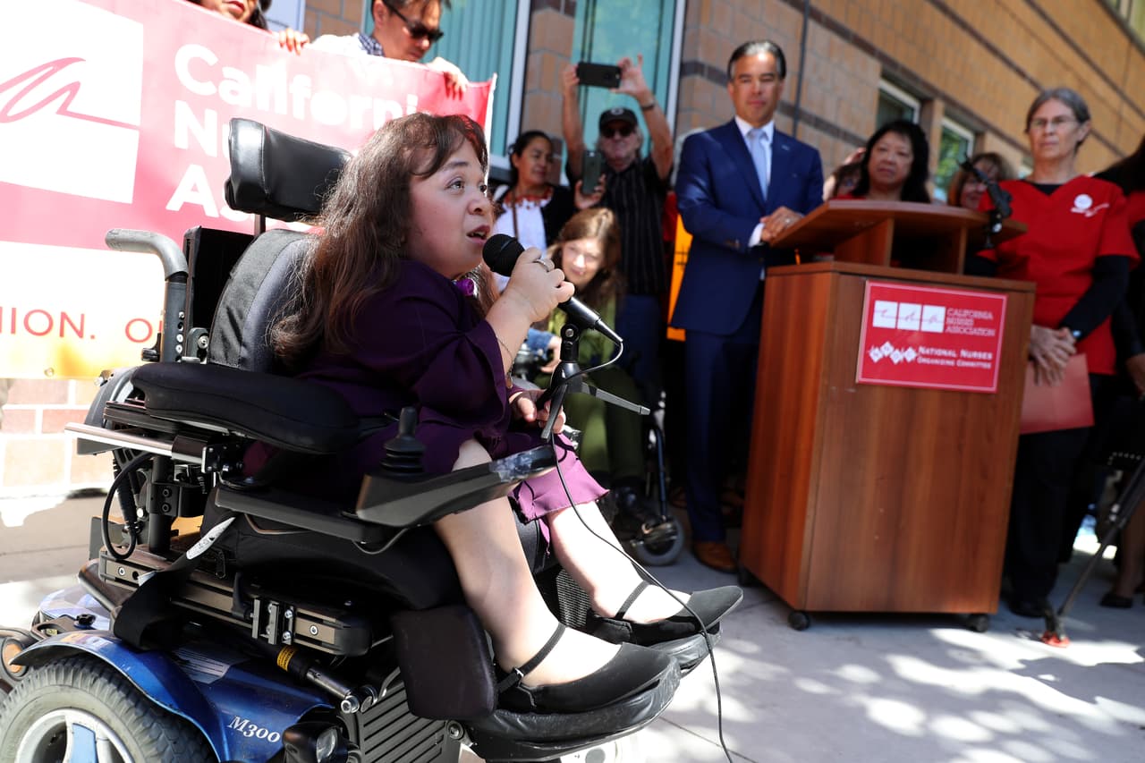 <b>Isabel Bueso, inmigrante indocumentada.</b> La guatemalteca de 24 años se graduó recientemente con honores de Cal State East Bay. Sufre una enfermedad genética extremadamente rara y potencialmente mortal llamada MPS-6 
<a href="http://www.mpsesp.org/portal1/">. La mucopolisacaridosis tipo 6</a>, también conocida como síndrome de Maroteaux-Lamy. Había obtenido una acción diferida para permanecer en EEUU durante al menos dos años más para recibir atención médica. Fue invitada por el congresista demócrata de Concord, California, Mark De Saulnier.