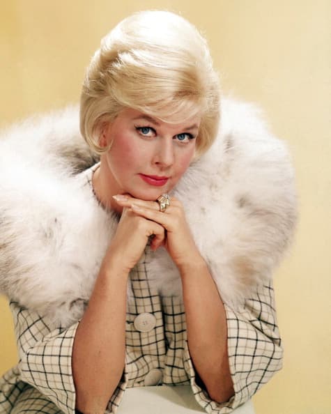 <b>Doris Day.-</b> La 
<a href="https://www.univision.com/famosos/muere-doris-day-la-leyenda-de-hollywood-no-pudo-superar-una-neumonia-a-los-97-anos">actriz y cantante</a> estadounidense quien encantó a los cinéfilos en las décadas de los 50 y los 60 falleció el pasado 13 de mayo, a los 97 años. La actriz había sido internada días antes en un hospital por una neumonía. 
<br>