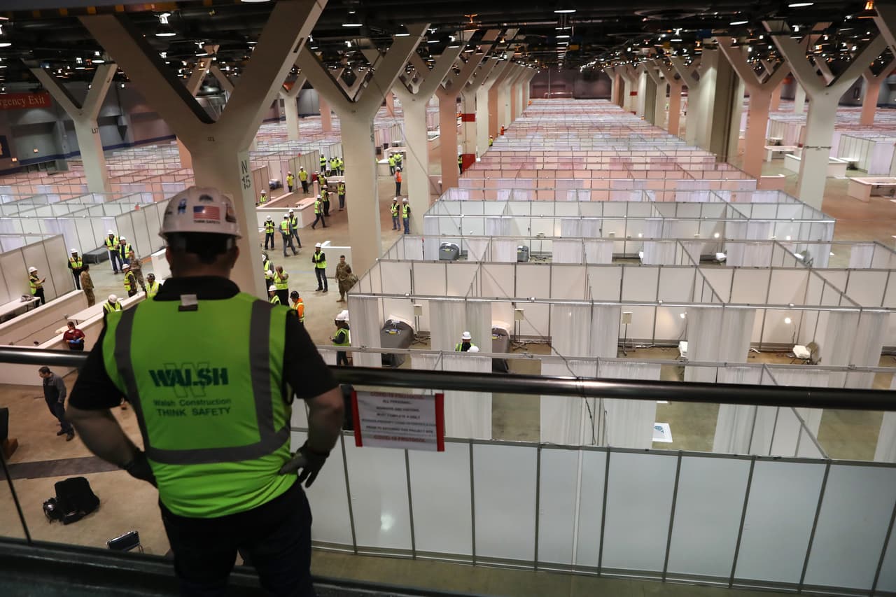 Unos de los salones de 500 camas en el McCormick Place que se ha convertido en un centro médico de 3.000 camas para tratar a pacientes de coronavirus.