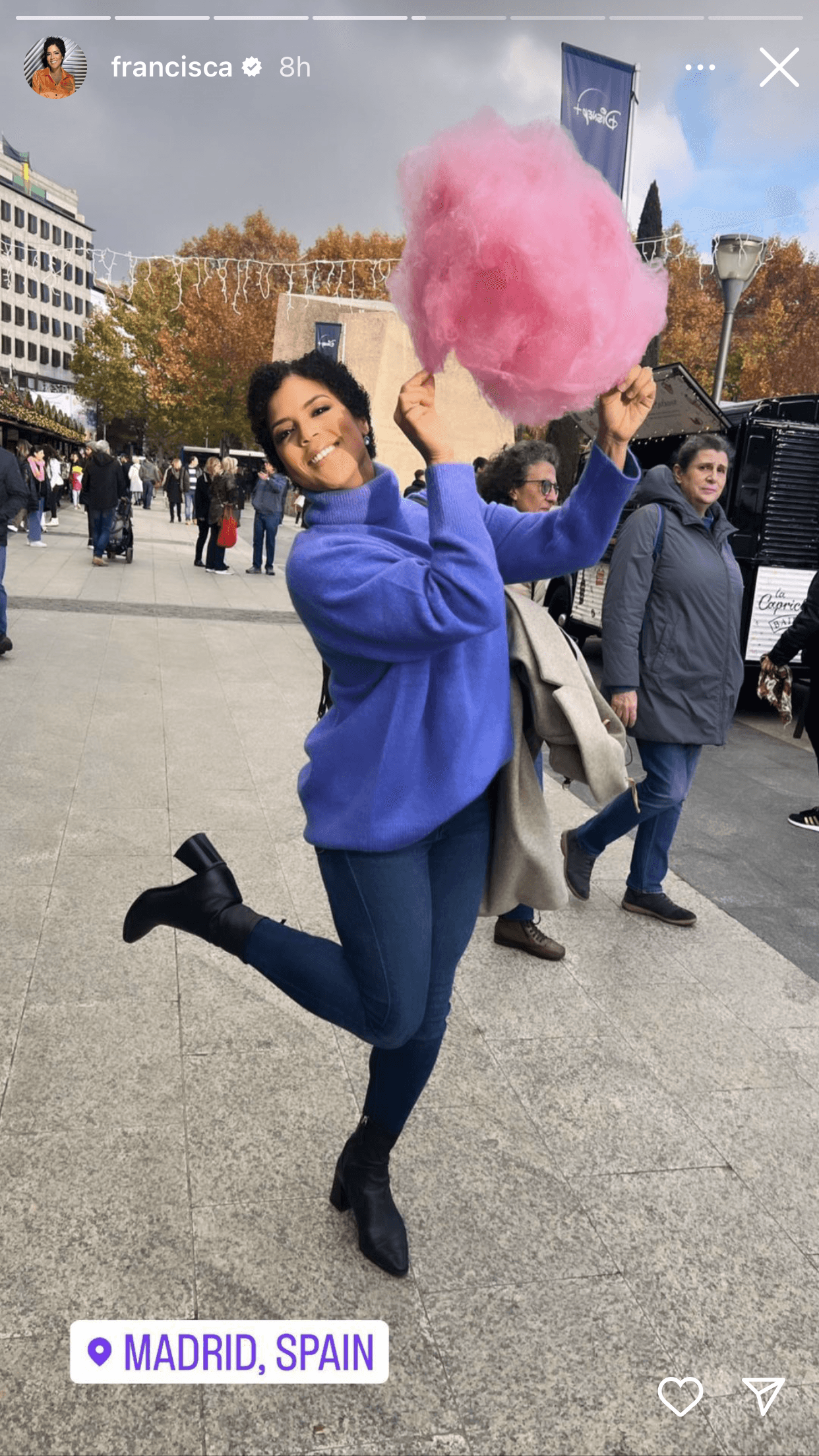 Se le veía feliz luciendo por primera vez en un viaje su nueva cabellera. 
<br>