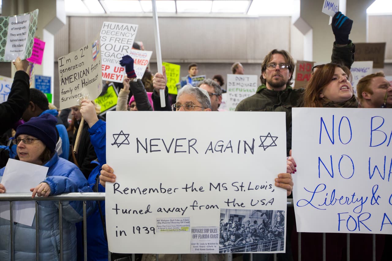 "Nunca más: Recuerden que al MS Saint Louis (trasatlántico cargado con 900 refugiados que huían del nazismo en Europa) lo rechazaron en EEUU en 1939".