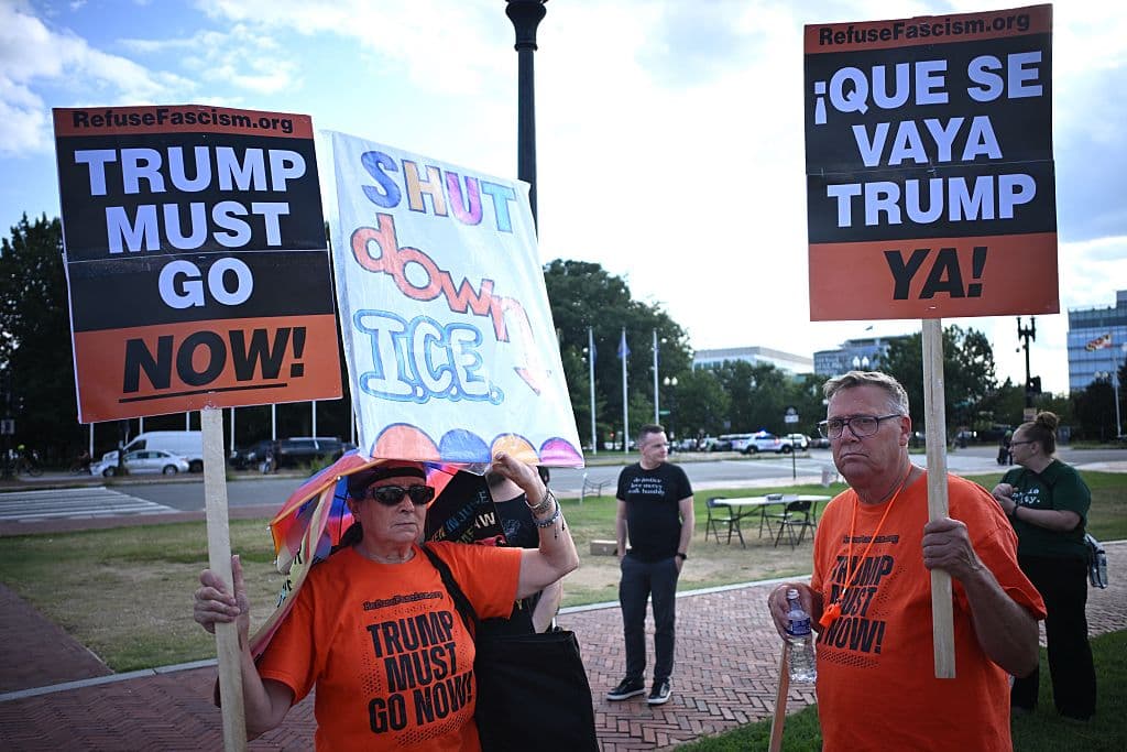 En Washington DC, las personas en la manifestación 'Rabia contra el régimen', pidieron
<b> la salida del presidente Donald Trump y <a href="https://www.univision.com/shows/noticiero-univision/ice-lejos-de-las-escuelas-maestros-protestan-en-contra-de-operativos-migratorios-en-los-angeles-video" target="_blank">el cierre del Servicio de Inmigración y Control de Aduanas, ICE.</a></b>