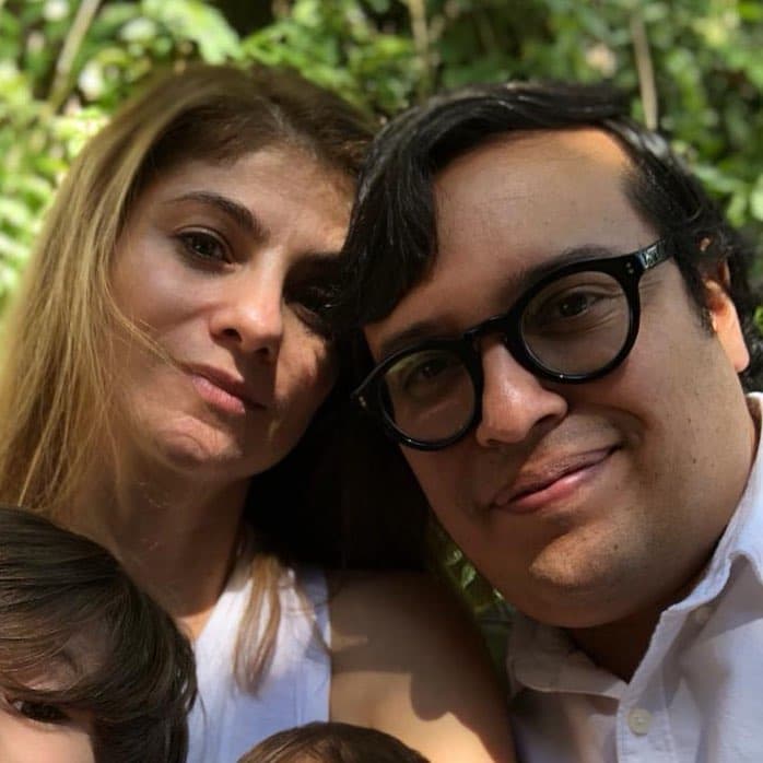 María Aura junto con su esposo, el director Alfonso Barrera, llevaron de emergencia a Leonora porque tenía el cuerpo y rostro cubierto de polvo y presentaba severas molestias.