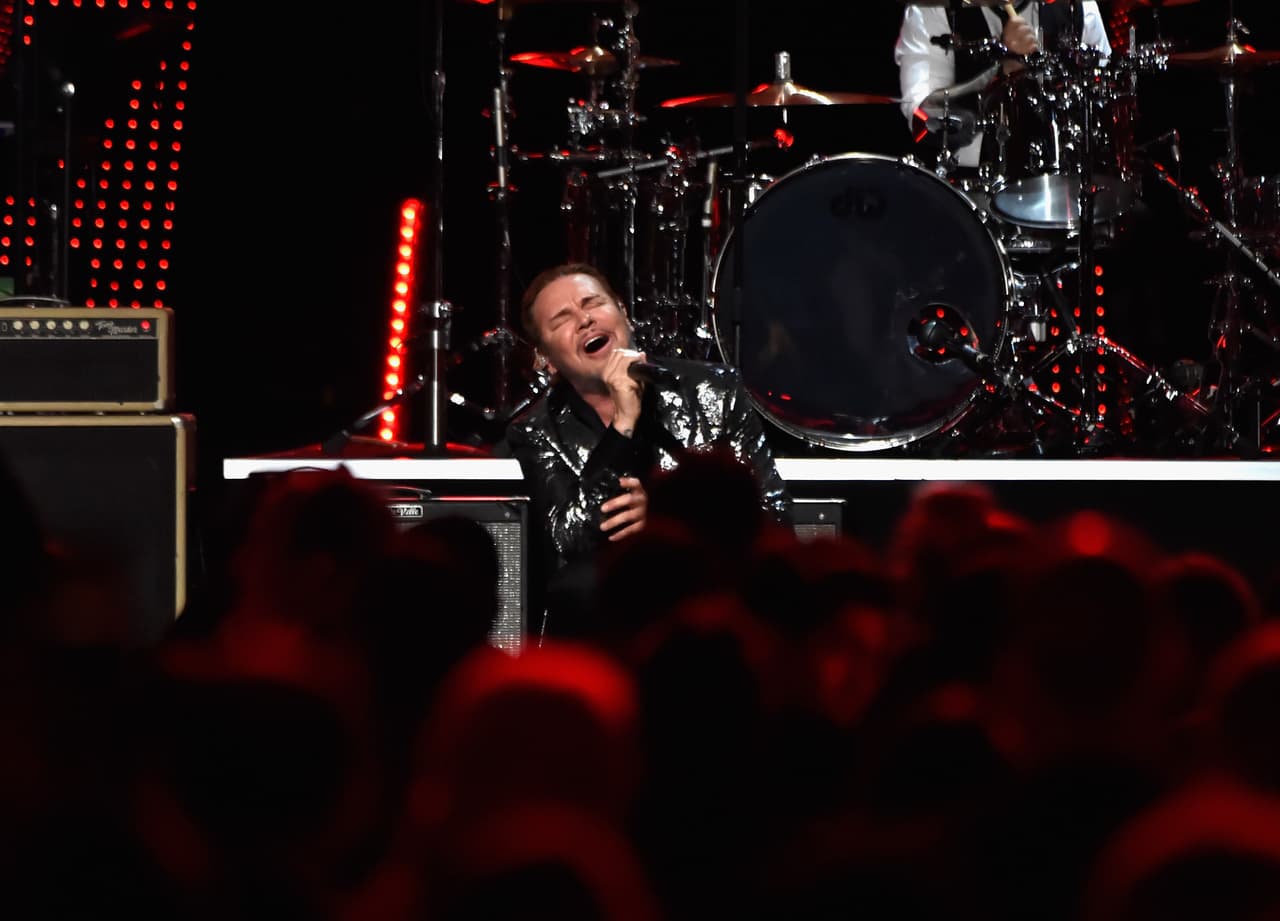 Al final de la noche, Maná subió al escenario y dedicó 'Labios compartidos' y 'Clavado en un bar'