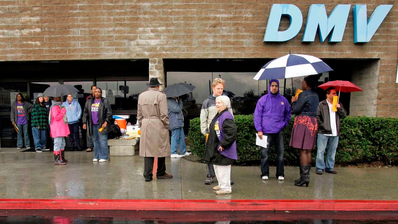 <b>Dos pruebas de residencia: </b>Para demostrar que vive en California, 
<b>debe presentar DOS documentos </b>que contengan su dirección postal de California. Ambos documentos deben mostrar el nombre y apellido del solicitante y la misma dirección postal que figura en la solicitud de licencia de conducir o tarjeta de identificación.