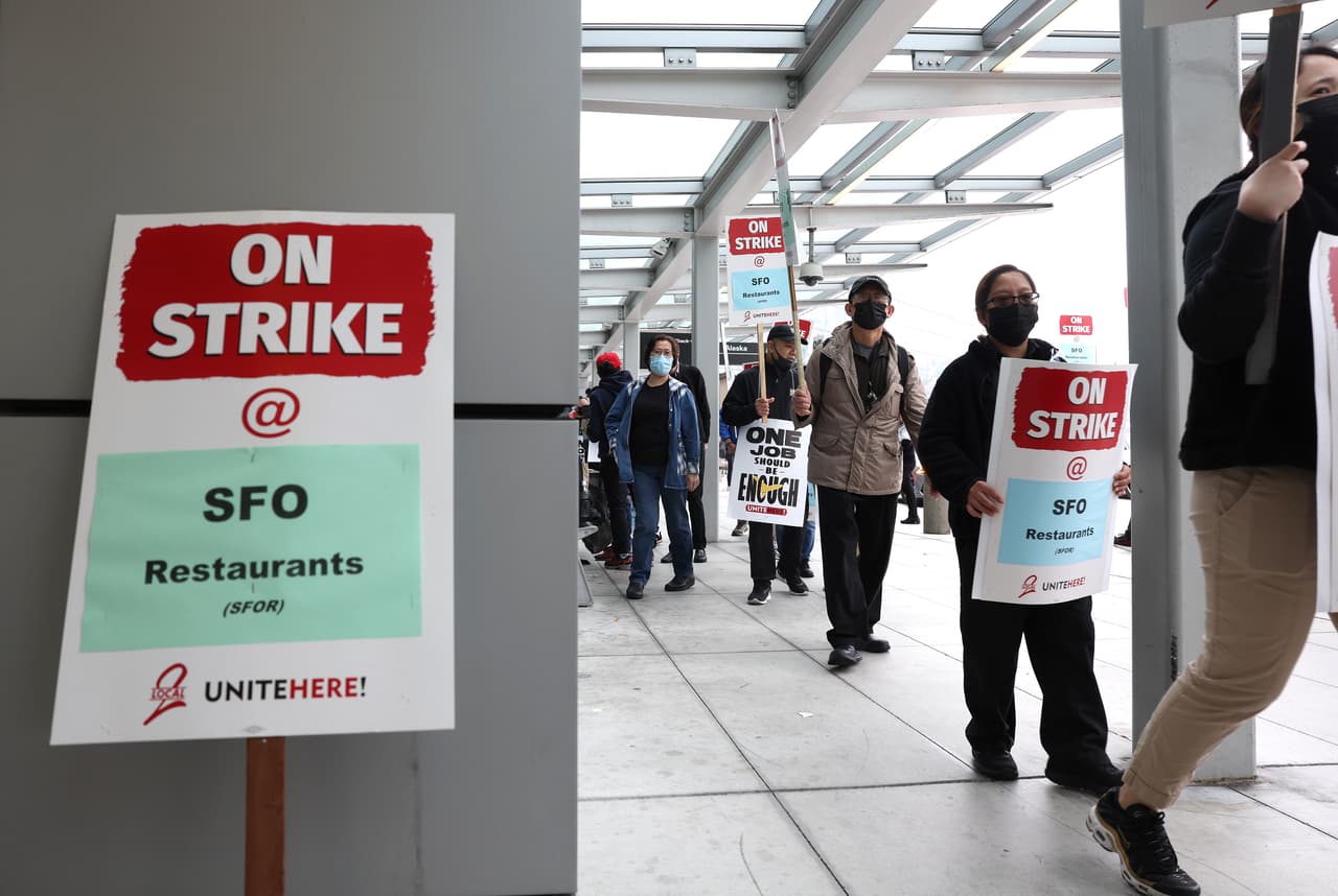 El sindicato que respalda a los trabajadores dijo que en la huelga participan unos 1,000 trabajadores.
<br>