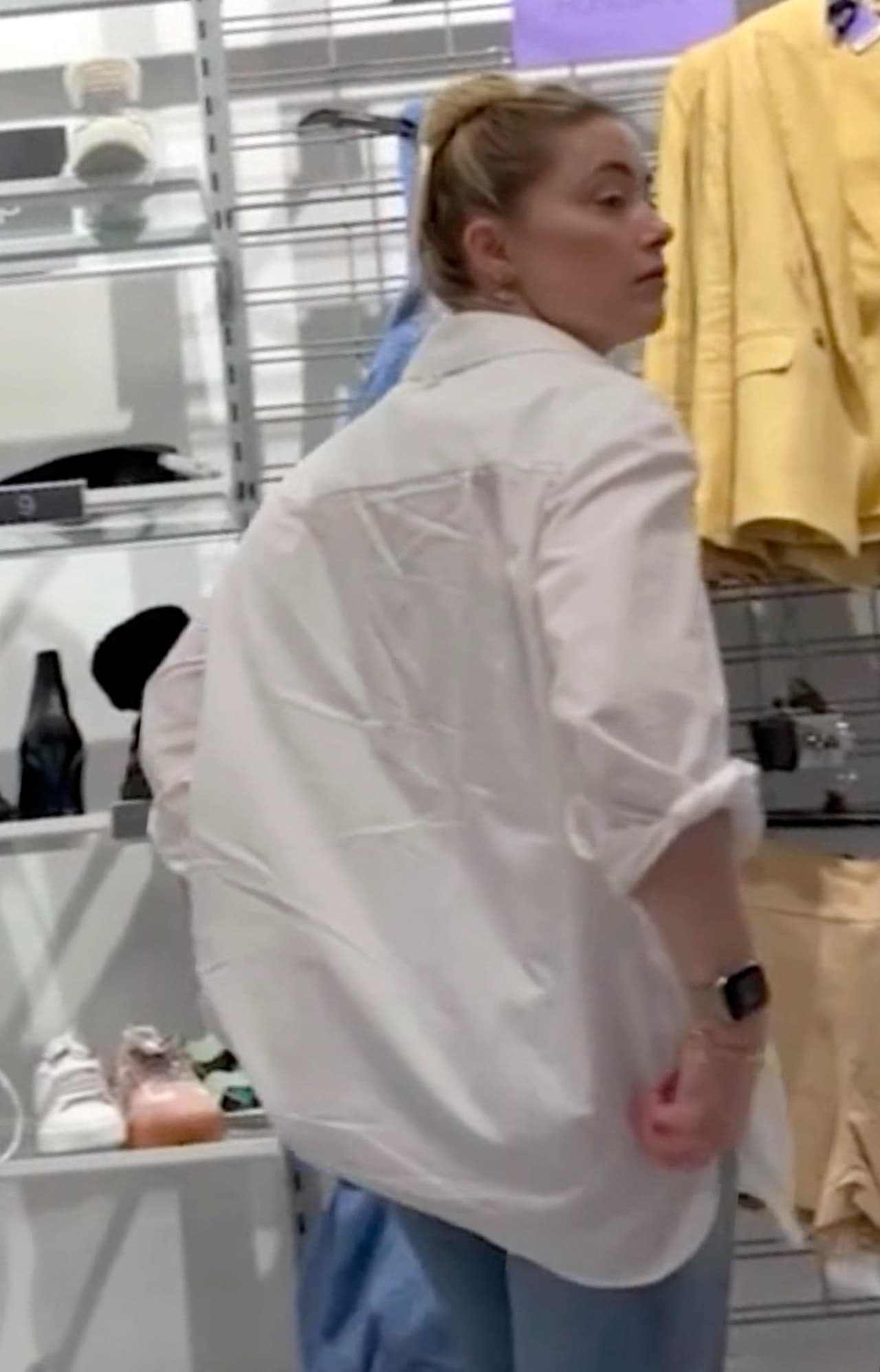 Para algunos medios anglosajones en EEUU, llama la atención que Amber Heard fue vista en la tienda T.J.Maxx en la exclusiva zona de los Hamptons, en donde una casa promedio cuesta alrededor de
<b> 3.8 millones de dólares</b>, según el New York Post. 
<br>