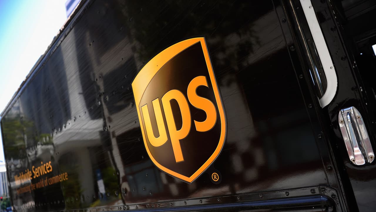 La compañía UPS contratará a 100 mil empleados para la temporada festiva 