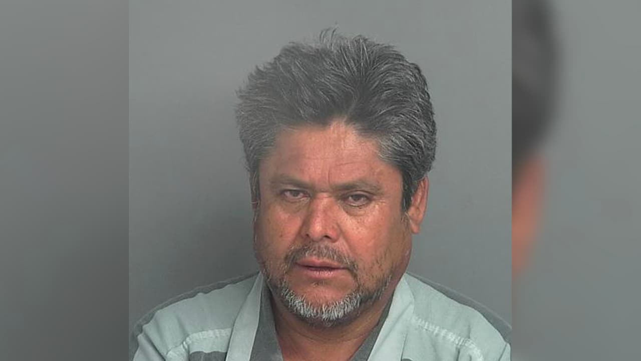 Nemecio Castro, 52 años. Se le busca bajo acusaciones de lesionar a un miembro de su familia. Su última dirección conocida es en la calle Aztec Drive en Porter, Texas.