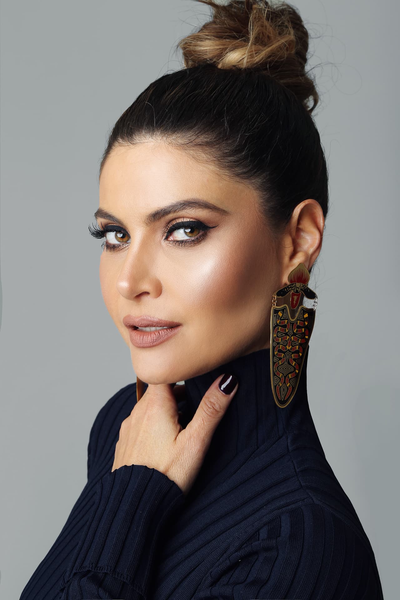 Este 2021 será la primera vez que Chiqui Delgado sea conductora de la gran gala de Premio Lo Nuestro. La venezolana compartirá micrófonos con Yuri y José Ron, una noche por demás importante para ella y para sus seguidores, quienes ya se preguntan cuántos cambios de vestuario lucirá, pues siempre la hemos visto desfilar despampanante.