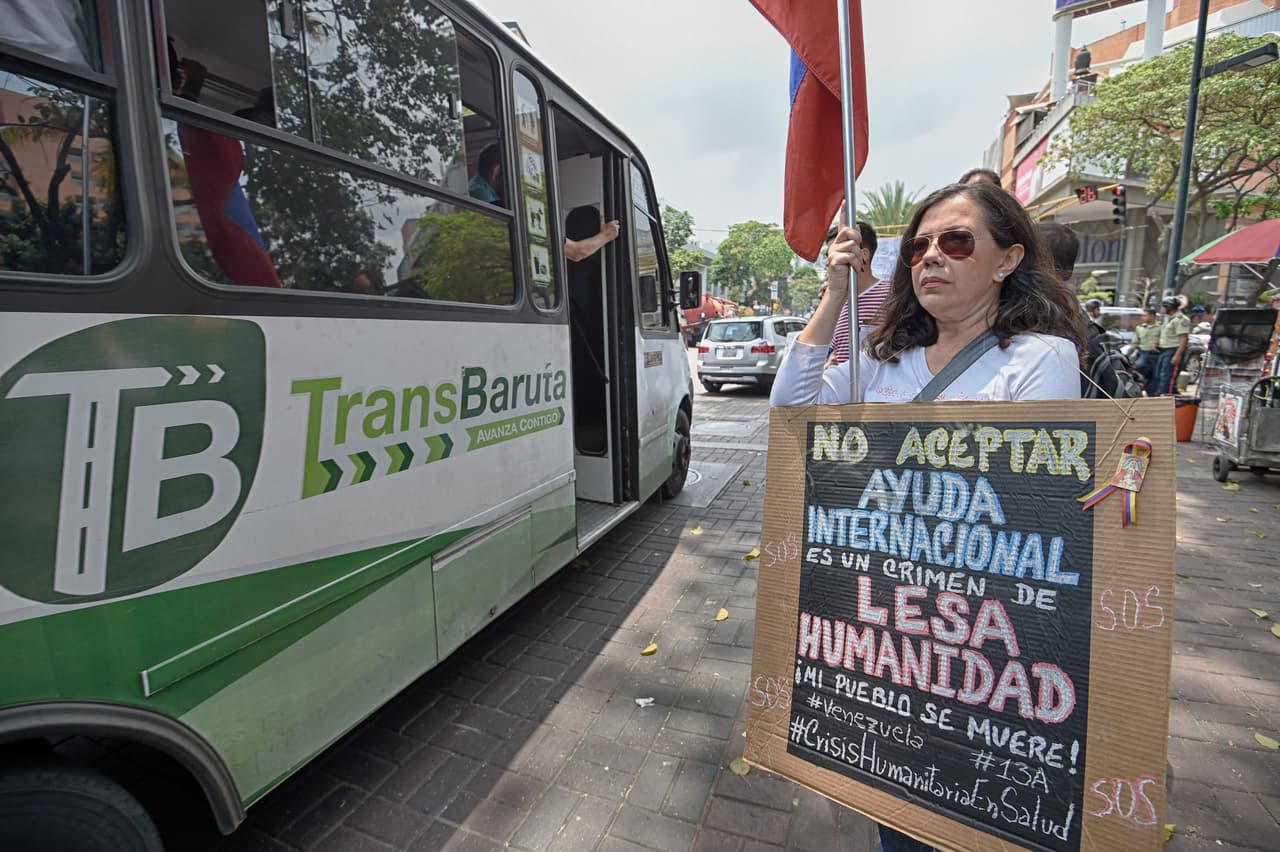 En la protesta también exigieron a las autoridades que permitan las donaciones de medicamentos que han ofrecido organizaciones internacionales, como la Asociación Médica Mundial.