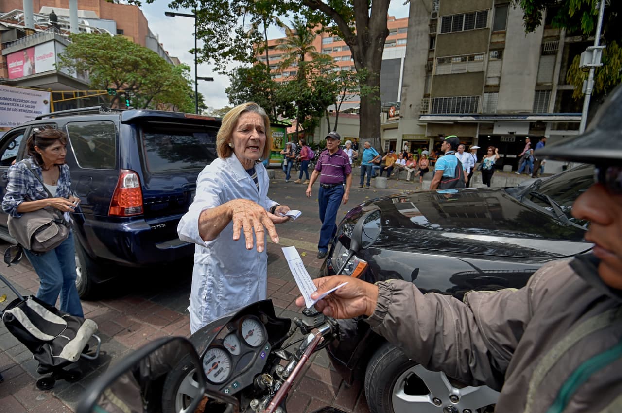 El Ministerio de Salud activó en febrero de 2016 un centro de llamadas para ayudar a los pacientes a conseguir medicinas, pero el servicio no cubre los requerimientos de la población.