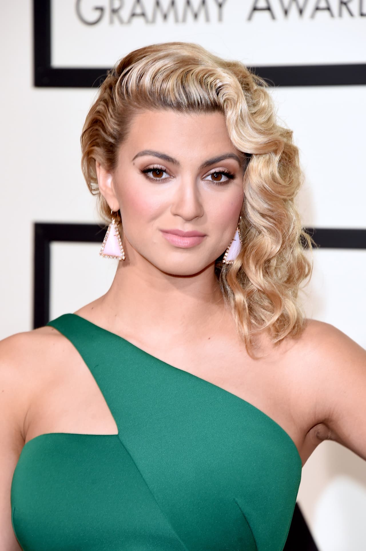 Tori Kelly / Las primeras veces, siempre son inolvidables; tal es el caso de la nominada a mejor artista revelación: Tori Kelly. Para su debut en la alfombra de los Grammys, sus ondas al puro estilo del Old Hollywood Glam y ojos en tono rosegold, no decepcionaron en absoluto.