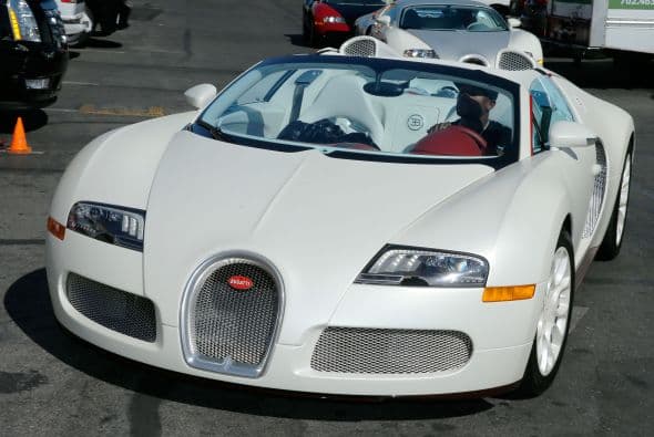 Bugatti Veyron Grand Sport: Motor W16 4x Turbos 8.0 Lts.; Potencia: 1200 HP; Aceleración (0-60mph): 2.4 segundos; Velocidad Máxima 254.04 MPH (408.84 km/h) Precio US$2’0500,000