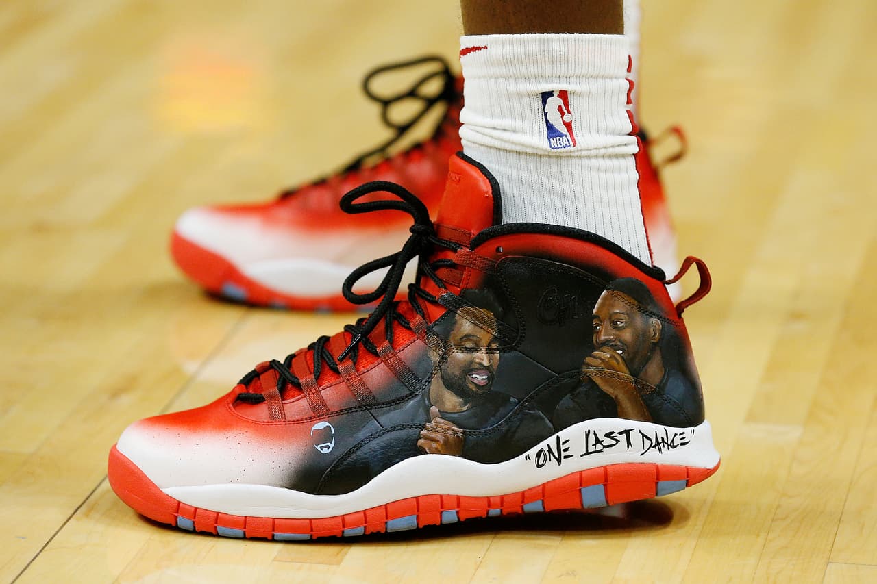 Un detalle de los zapatos que usó Bam Adebayo de los Miami Heat en honor a Dwyane Wade.