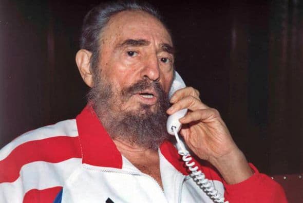 31 de julio: Anuncia que sufrió una crisis de salud que lo mantendrá en reposo varias semanas y delega el poder en Raúl Castro, su hermano menor y ministro de Defensa. Esta es una de las primeras fotos de Castro que salieron a la luz pública luego de su operación.