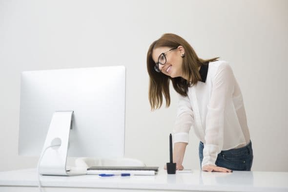 Adelanta el pie opuesto y llévalo más allá que tu brazo, de modo que tus pectorales queden estirados.