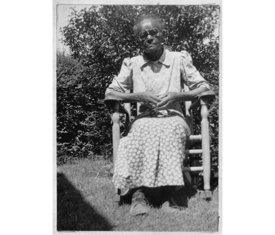 <b>Margrett Nillin</b> nació en la esclavitud en Palestine, Texas. Tras ser liberada, vivió con su madre en Chamber's Creek y después en Fort Worth. "En la esclavitud, no tenía nada y nunca iba a tener nada. En la libertad, tengo una casa y he criado a una familia. Eso trae preocupaciones, pero elijo la libertad", dijo a los 90 años al Federal Writers Project en 1937, cuando se tomó esta foto.