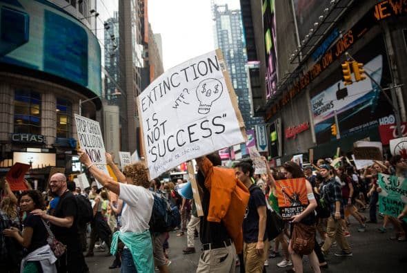 En la imagen, la marcha pasando por Times Square.
