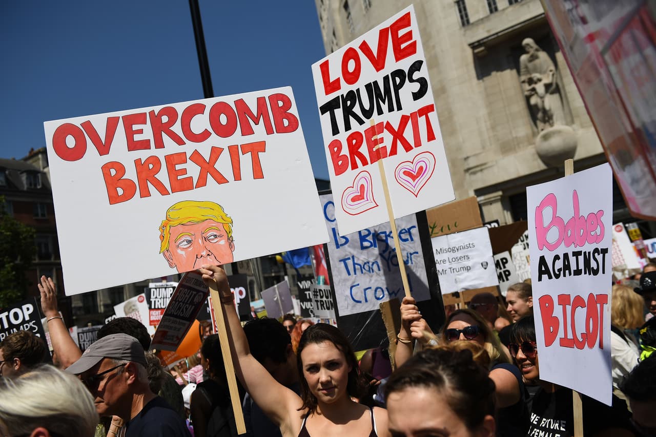 “Superemos el Brexit”, “Trump ama el Brexit”, y “Los niños contra el fanático”.