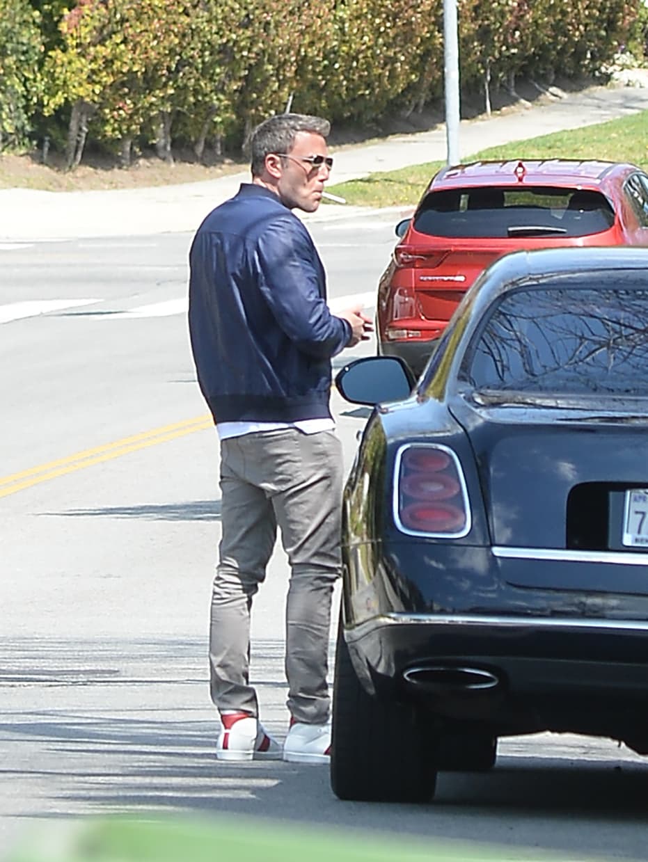 Y sin ninguna prisa, bajó de su Bentley fumando un cigarrillo y una bebida en la mano.