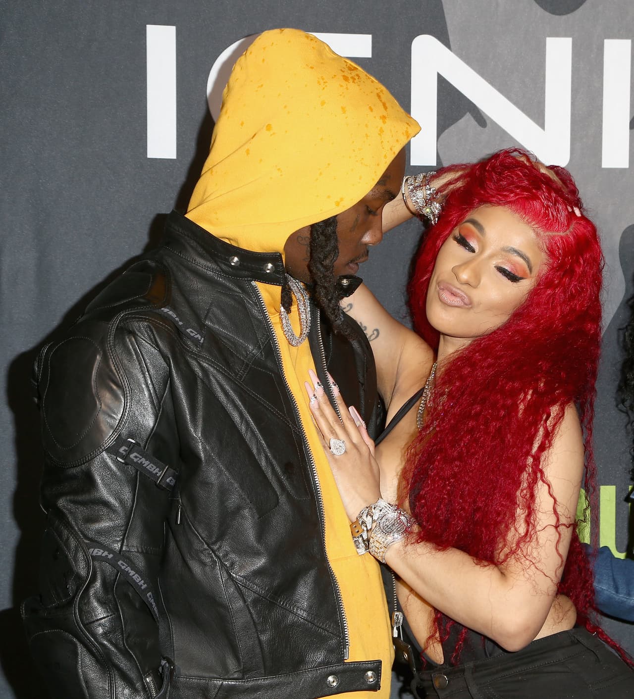 De acuerdo con 
<b><a href="https://people.com/style/cardi-b-gets-offset-name-tattoo/" target="_blank">People</a></b>, el rapero se tatuó en el cuello el nombre de su esposa, aparentemente en 2018, justo debajo de un dibujo de 'Bellota', personaje de la caricatura Las Chicas Superpoderosas.