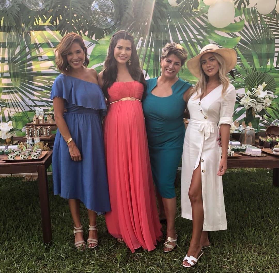 La hermana menor de Karla y su mamá, María Goretti, se han convertido en familia de Ana Patricia. En esta fotografía las podemos ver posando ante la cámara durante el Baby Shower de la dulce espera de Gael.
