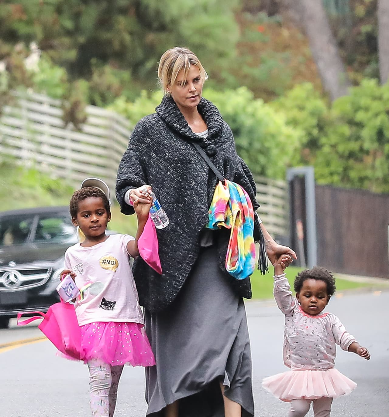 Charlize le da a su hijo mayor total libertad de utilizar los accesorios que mejor le parezcan para complementar su look.