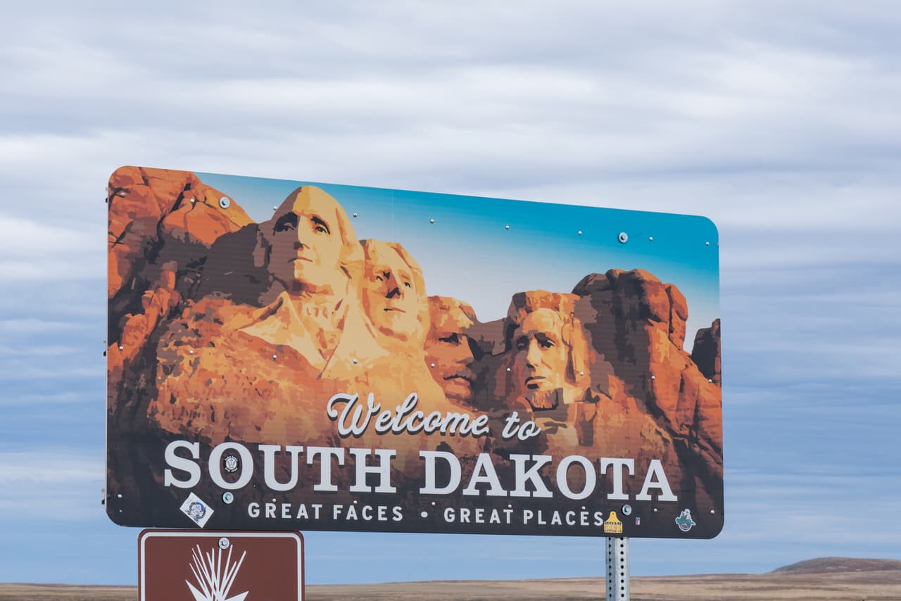 <b>Puesto 12. South Dakota</b>
<br>
<br>Costo anual promedio del mantenimiento de un automóvil: 3,035 dólares.
<br>
<br>Costo anual promedio de la revisión de la luz de reparación del motor encendida: 223 dólares en repuestos y 154 dólares en mano de obra.
<br>
<br>Costo anual promedio del seguro: 1,575 dólares.
<br>
<br>Gasto anual en gasolina por cada conductor con licencia en el estado: 1,083 dólares.
<br>
<br>Costo promedio de la gasolina al 20 de junio de 2021: 3.09 dólares por galón.