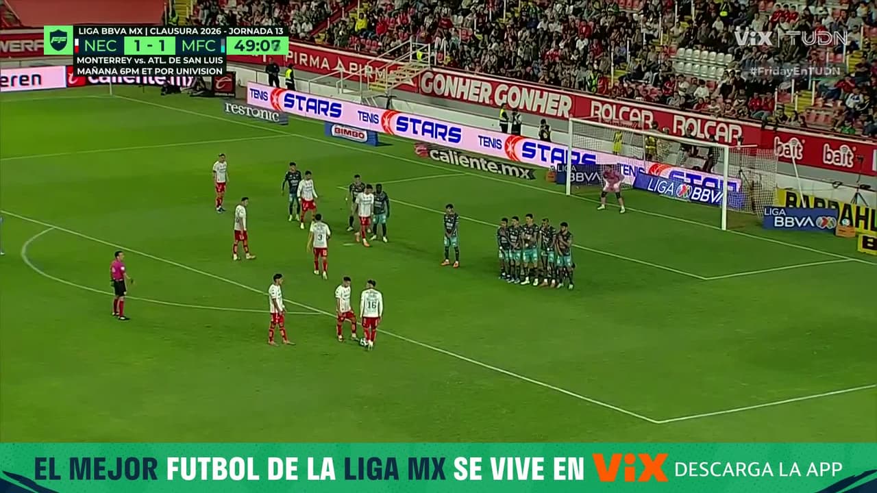 ¡Chicotazo que pasa por encima del arco! Necaxa quiere el segundo
