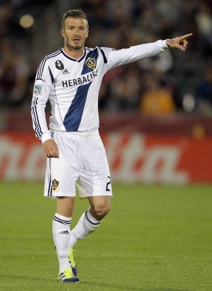 Cuando David Beckham no trae puesto el uniforme o anda corriendo sin playera por la cancha de soccer, indiscutiblemente se convierte en uno de los galanes que mejor visten en Hollywood.