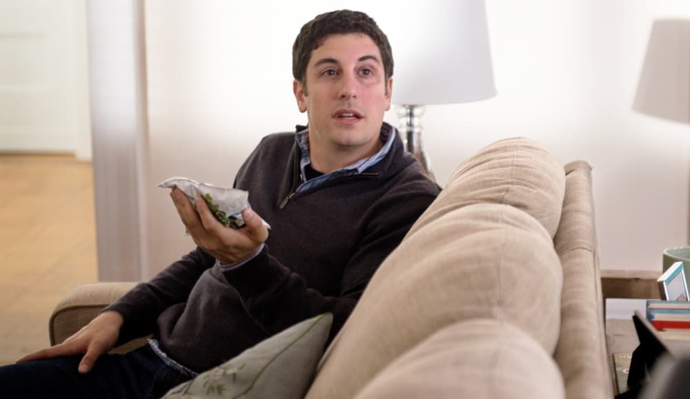 <b>Jason Biggs </b>
<br>Larry Bloom, periodista freelance y prometido de Piper Chapman, fue uno de los personajes principales de la serie durante sus dos primeras temporadas, pero conforme avanzaba la trama sus apariciones fueron más esporádicas.
<br>