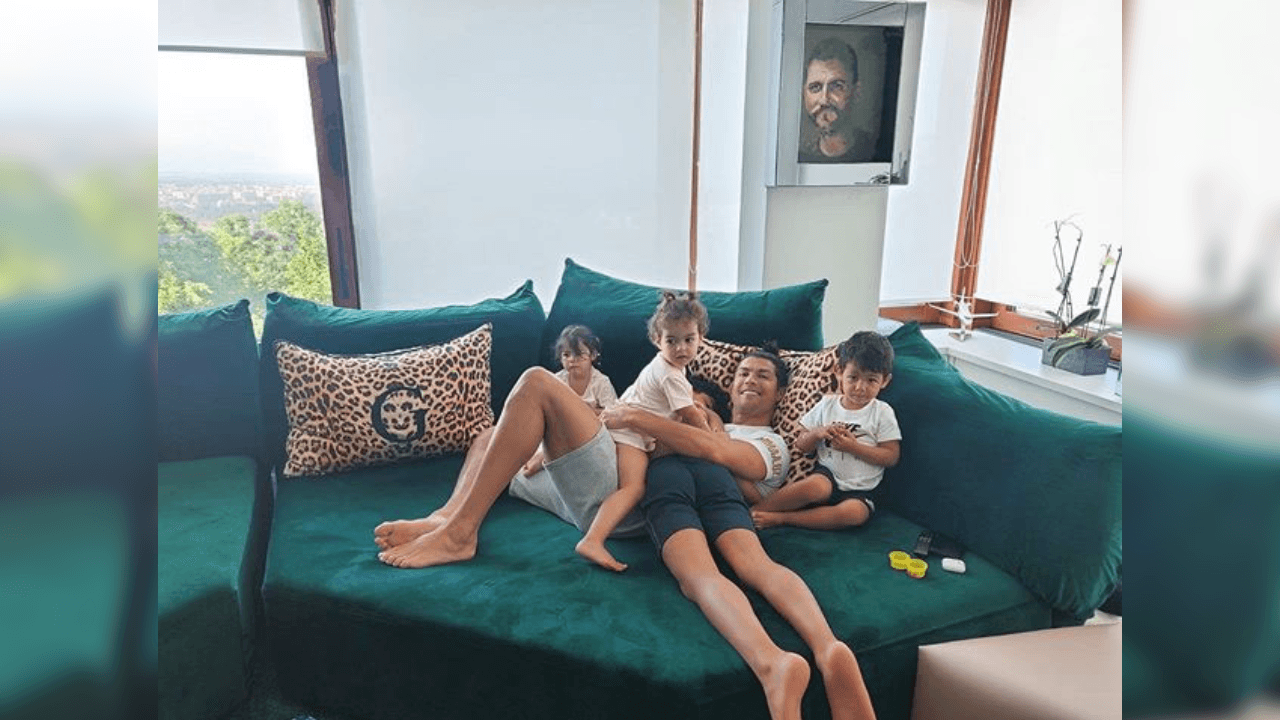 “Preparé para poner a la venta 4 prendas monísimas y un artículo único y muy especial... ¡Una camiseta de la Juventus firmada por CR7!” se visualiza en la publicación.