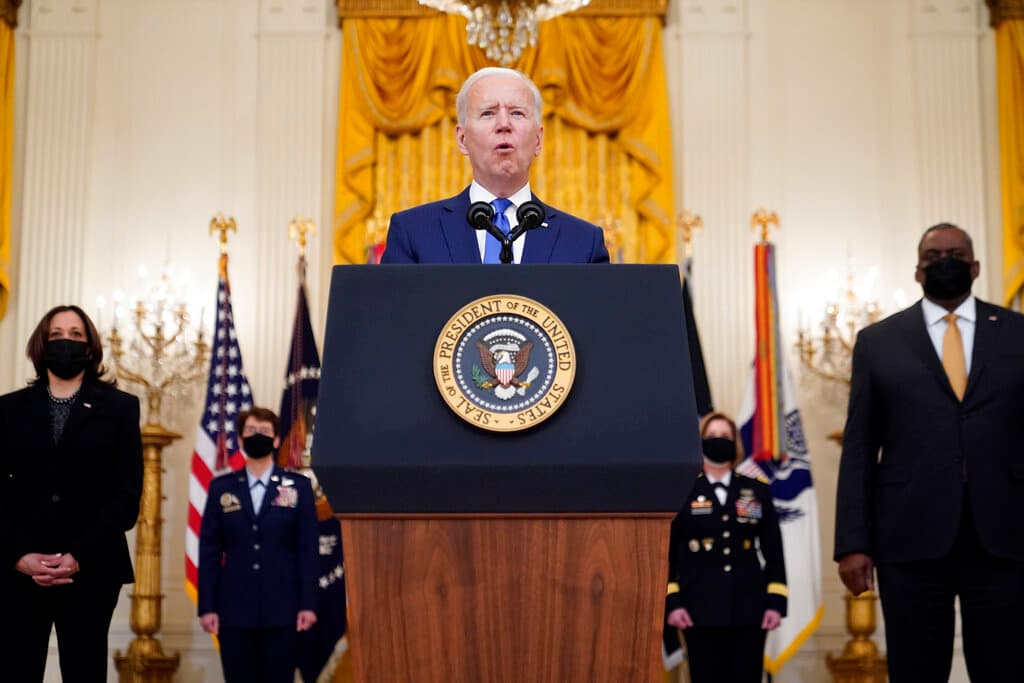 La mayoría de los estadounidenses aprueba el desempeño de Biden frente a la pandemia, muestra un sondeo