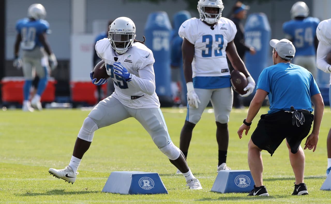 Porta el ovoide el nuevo corredor de los Detroit Lions LeGarrette Blount, quien ejecuta un ejercicio en el entrenamiento, bajo el mando de su entrenador Mike Patricia, un viejo conocido.